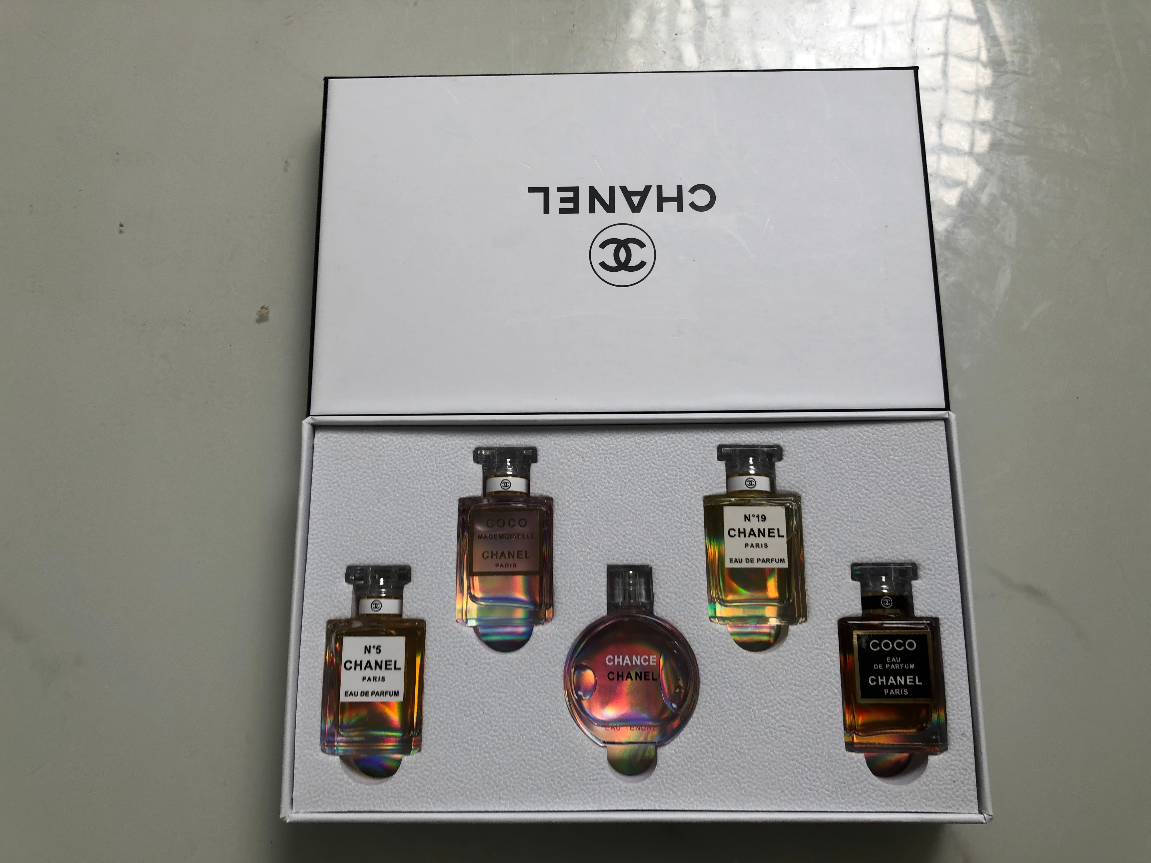 Gift-set product photo — US-243 — Catalogue name: Chanel 5-Piece Mini Perfume Gift Set — Capacity shown: 5ml × 5