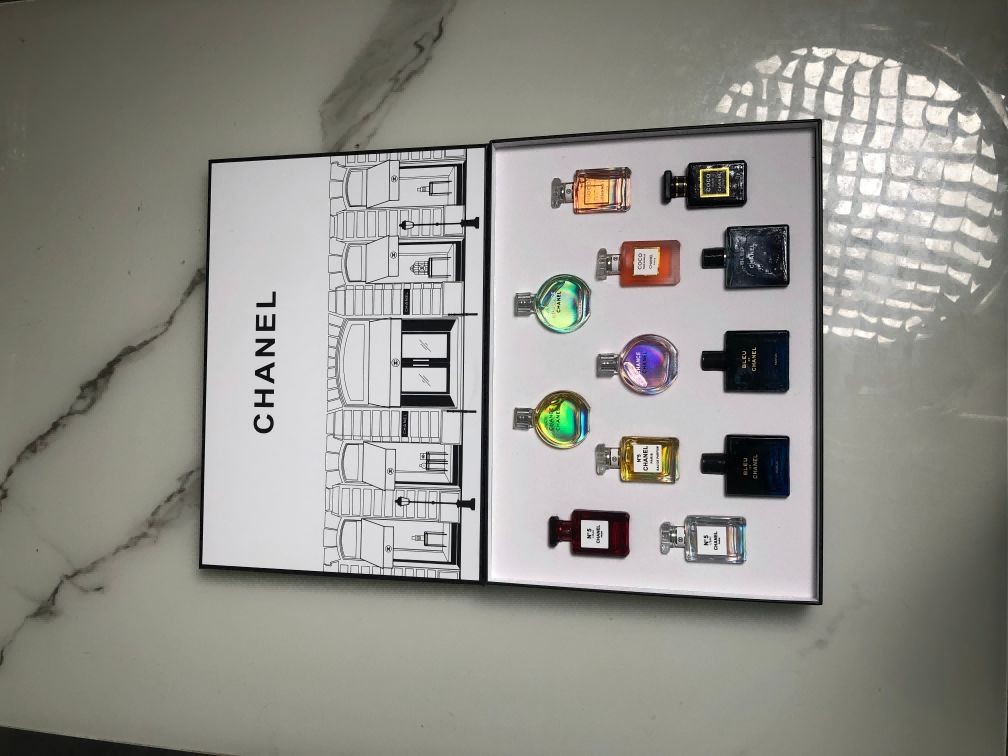 Gift-set product photo — US-247 — Catalogue name: Chanel 12-Piece Mini Perfume Gift Set — Capacity shown: 5ml × 12