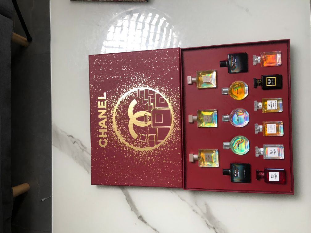 Gift-set product photo — US-248 — Catalogue name: Chanel 14-Piece Mini Perfume Holiday Gift Set — Capacity shown: 5ml × 14