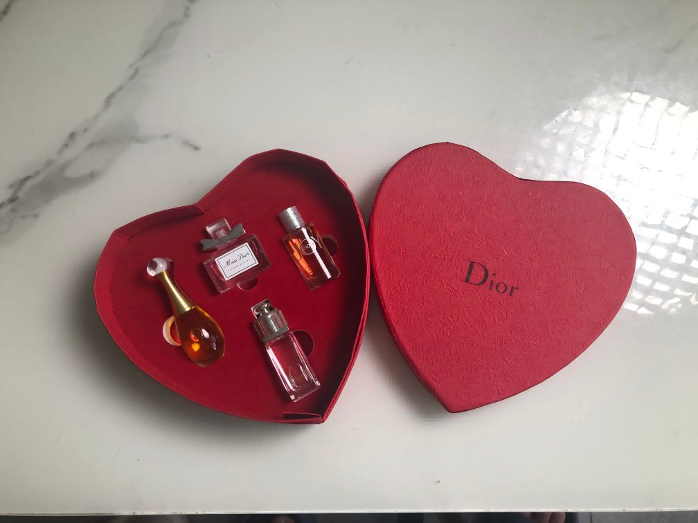 Gift-set product photo — US-250 — Catalogue name: Dior 4-Piece Heart-Shaped Mini Perfume Gift Set — Capacity shown: 5ml × 4