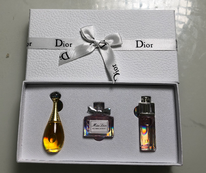 Gift-set product photo — US-252 — Catalogue name: Dior 3-Piece Mini Perfume Gift Set — Capacity shown: 5ml × 3