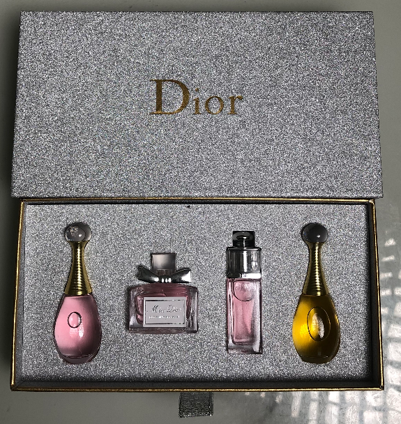 Gift-set product photo — US-253 — Catalogue name: Dior 4-Piece Mini Perfume Silver Glitter Gift Set — Capacity shown: 5ml × 4