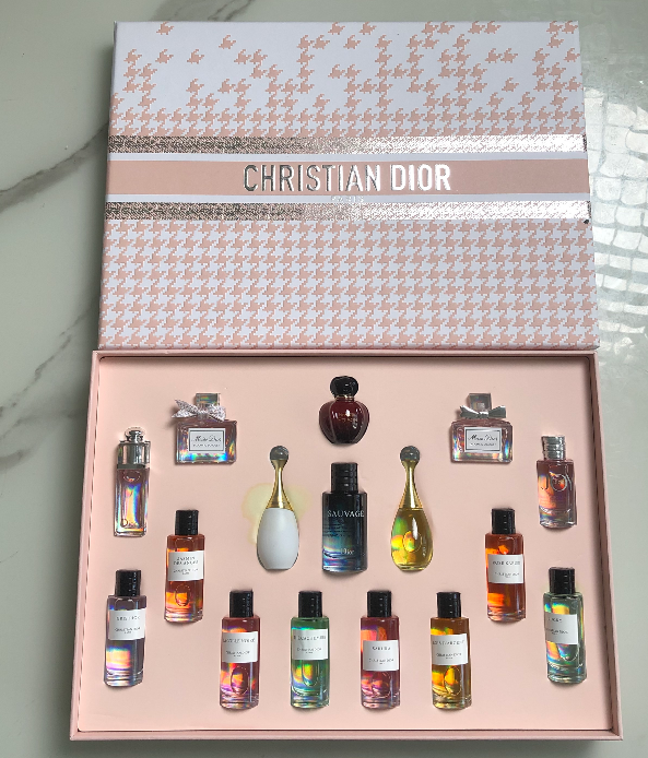 Gift-set product photo — US-255 — Catalogue name: Christian Dior 16-Piece Mini Perfume Gift Set — Capacity shown: 5ml × 16