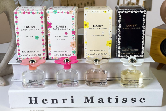 Gift-set product photo — US-261 — Catalogue name: Marc Jacobs Daisy 4-Piece Mini Perfume Gift Set — Capacity shown: 4ml × 4