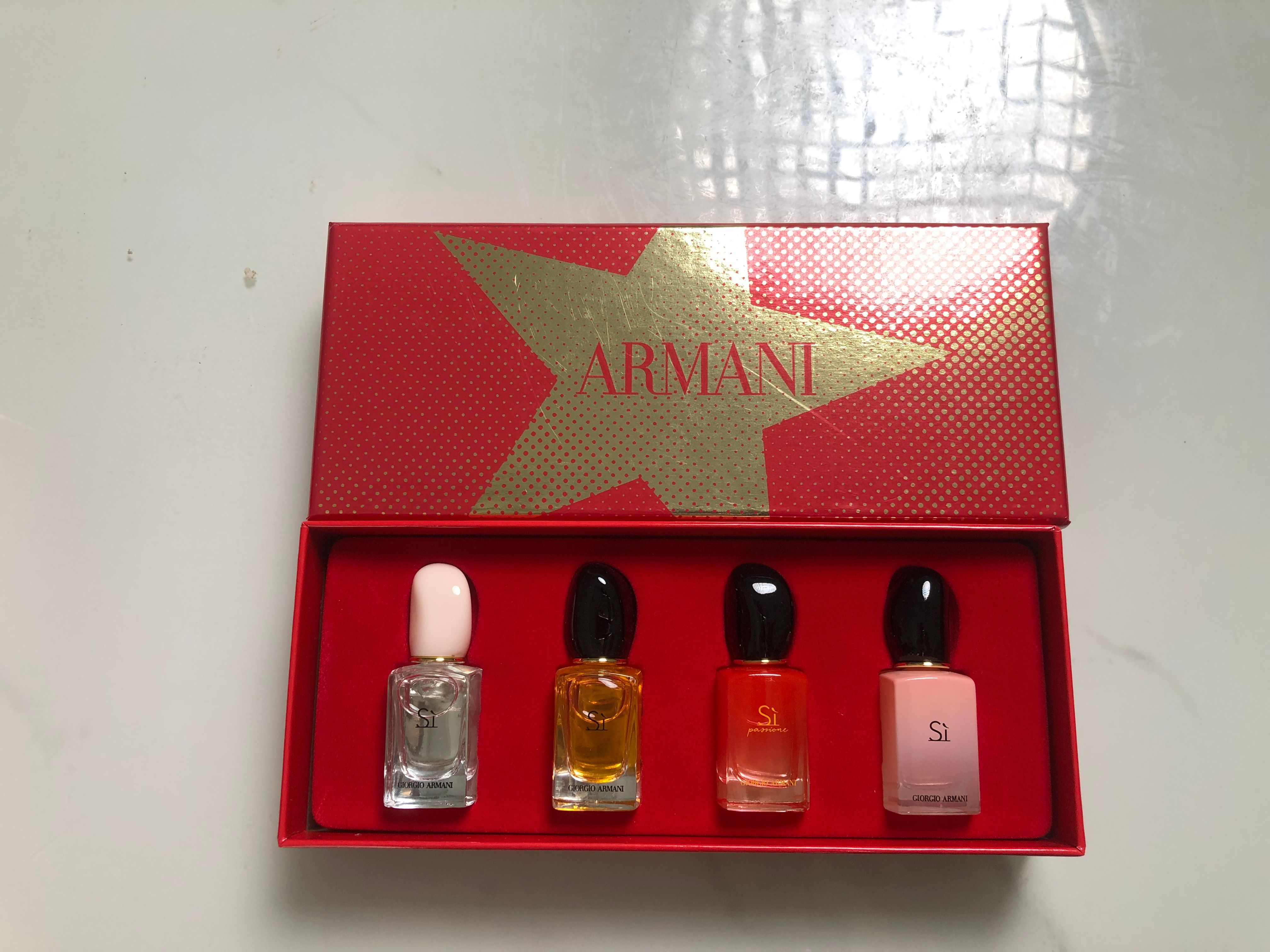 Gift-set product photo — US-268 — Catalogue name: Giorgio Armani Si 4-Piece Mini Perfume Gift Set — Capacity shown: 7ml × 4