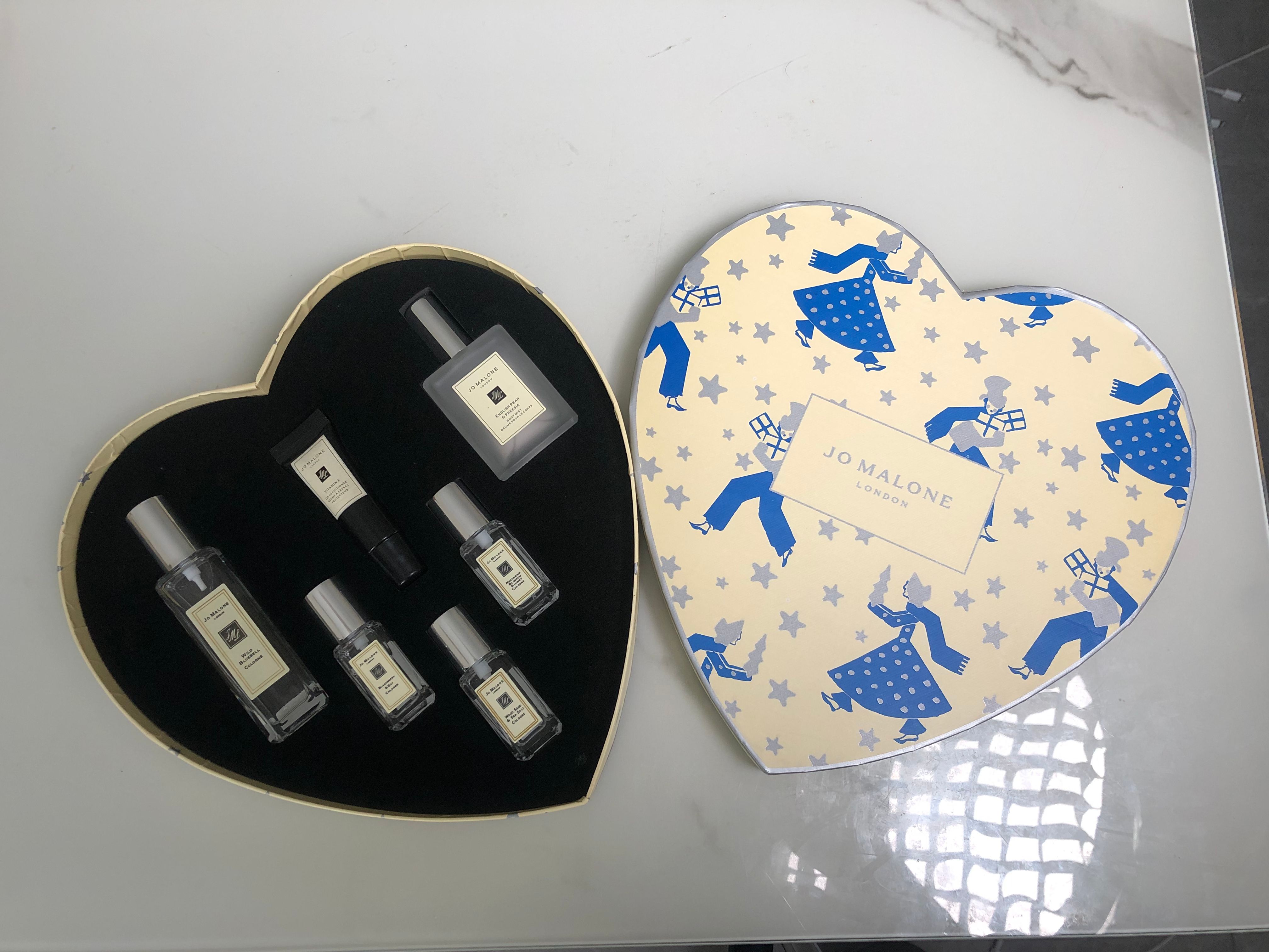 Gift-set product photo — US-279 — Catalogue name: Jo Malone London Heart-Shaped 6-Piece Perfume Gift Set (Version A) — Capacity shown: 30ml full-size perfume + 9ml × 3 perfumes + 30ml body spray + 15ml hand-care sample