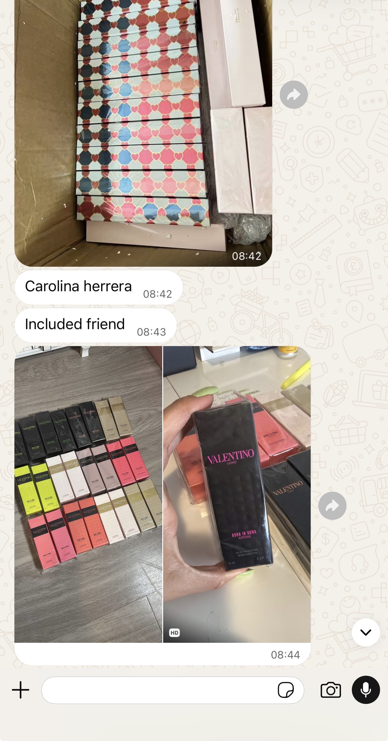 Gift sets and mini perfumes shown in customer chat.